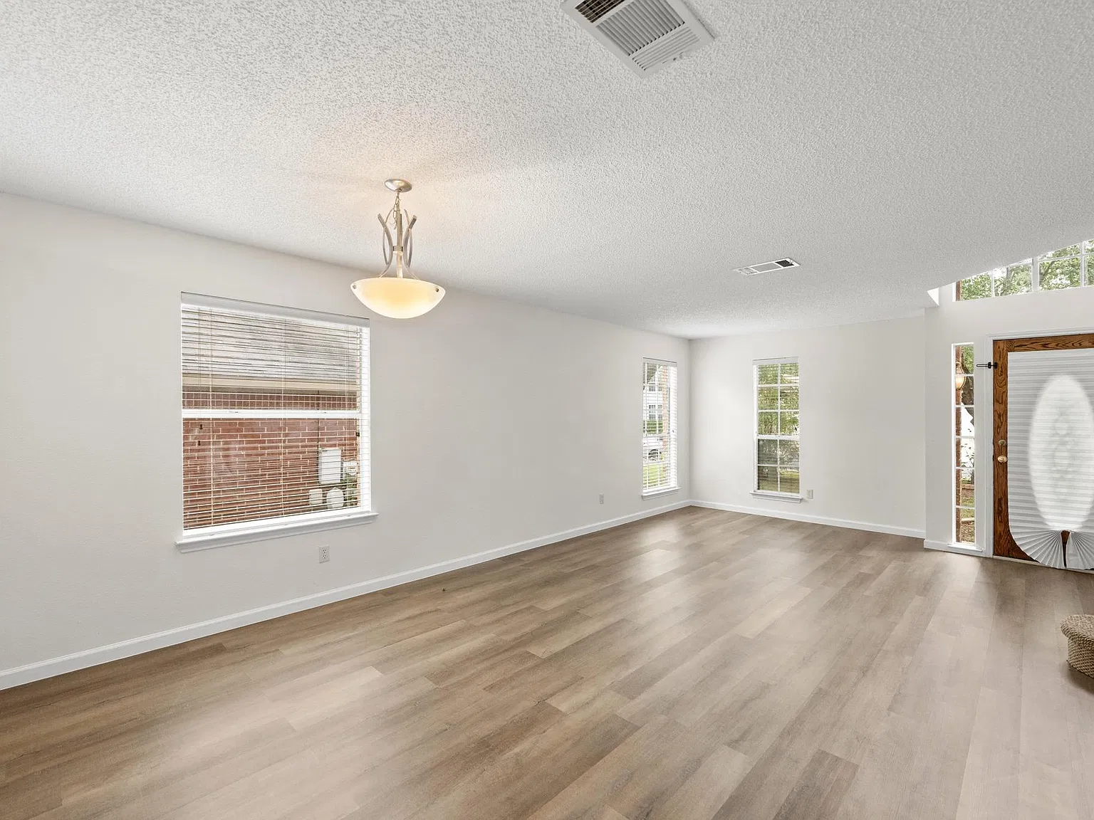 3 bed, 2.5 bath, 2358 sqft, $2,595 — Photo 2