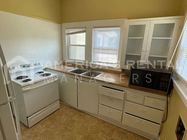 1701 Berkley Avenue — Photo 11