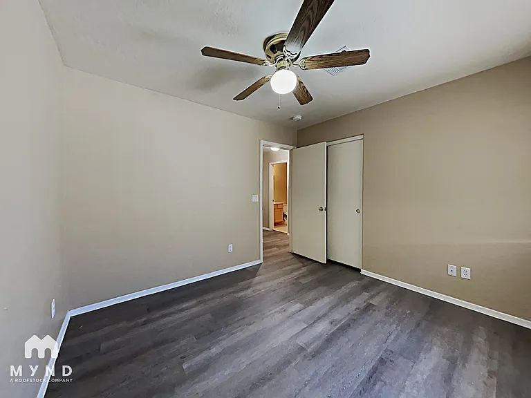 685 E Cantebria Dr — Photo 17