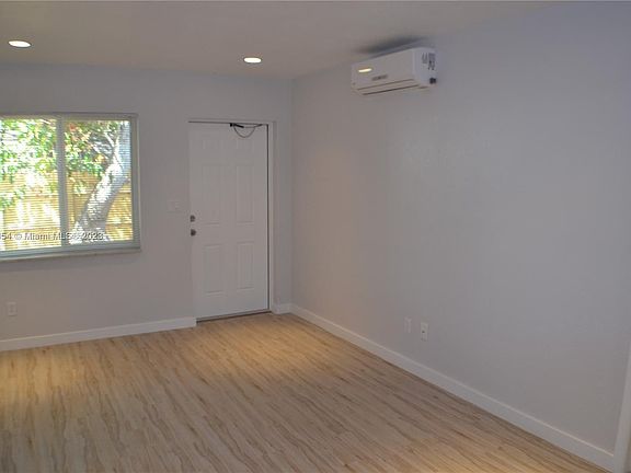 3rd image of 718 SE 13th St APT 3