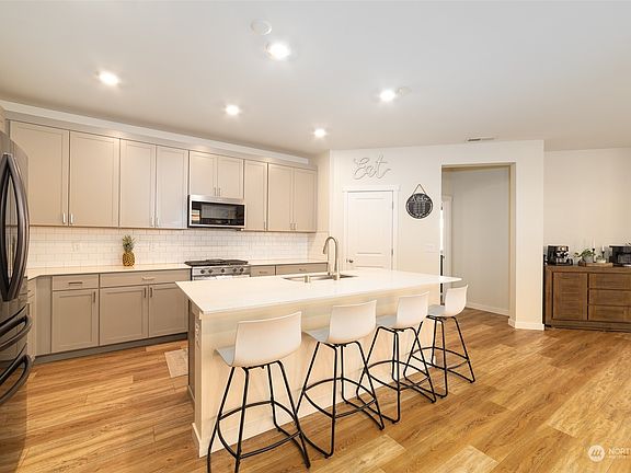 3rd image of 12716 177TH Avenue E
