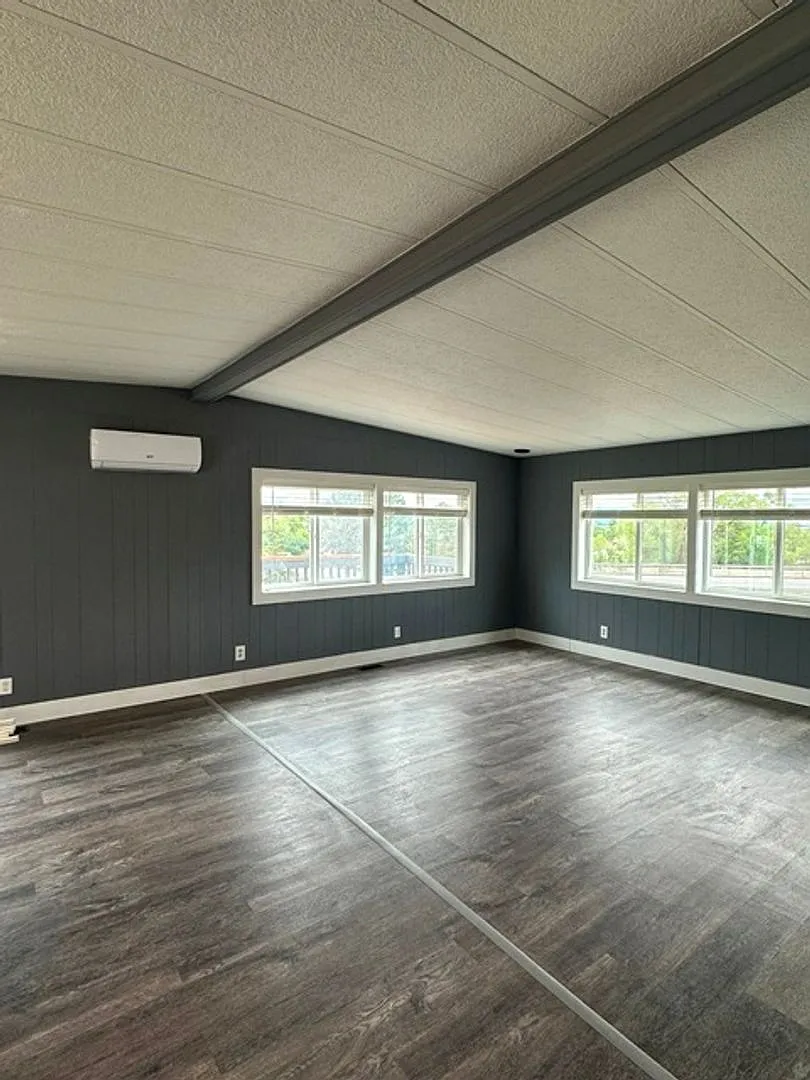 Updated 3 bedroom House — Photo 4