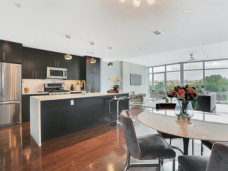 100 Thompson Ln #4D — Photo 1
