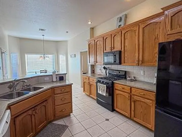 2409 Saguaro Loop — Photo 2
