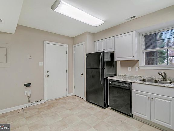 5th image of 183 S Southwood Ave