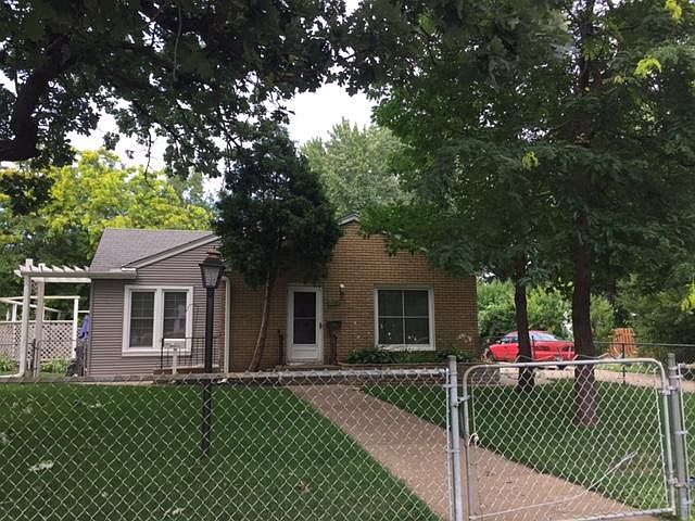Fully fenced-in front yard