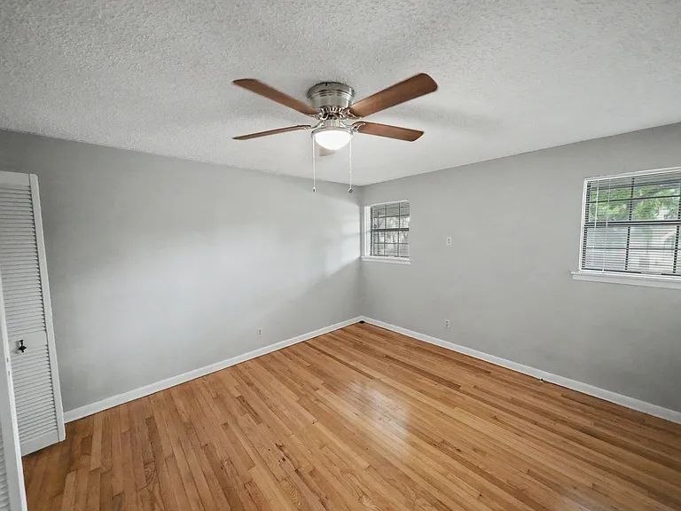 12715 Middle Ln — Photo 32