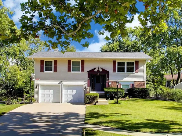 1344 Blair Ln, Hoffman Estates, IL 60169