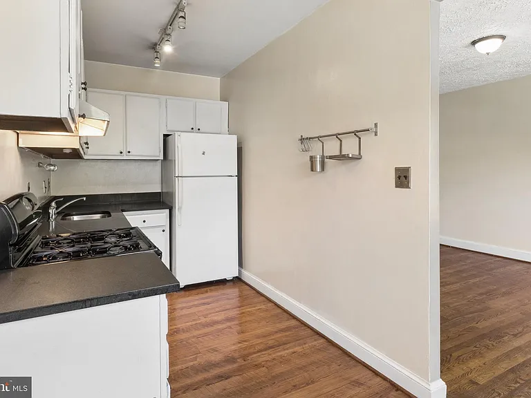 715 S Washington St #C11 — Photo 8