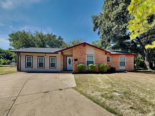 300 Newport Cir, Euless, TX 76039