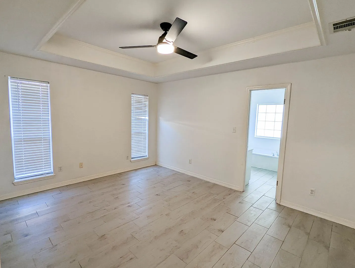 3 bed/ 2 bath home in Golden Meadows — Photo 4