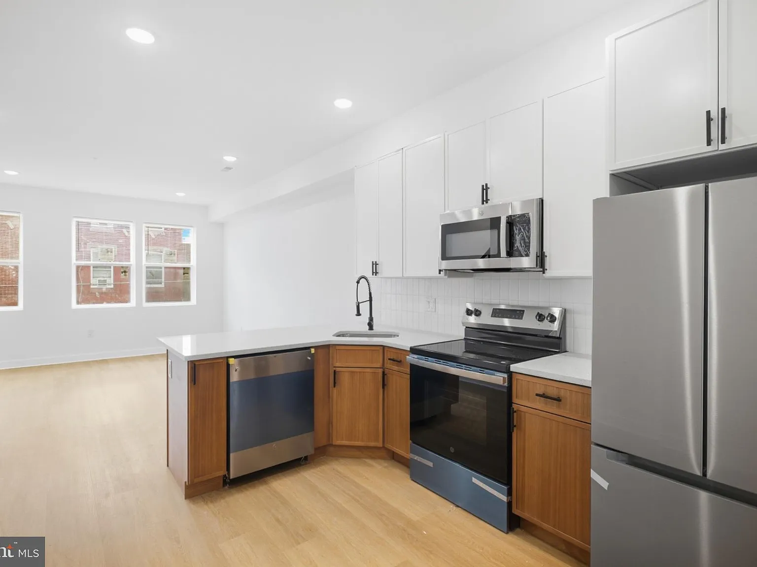 3 bed, 3.0 bath, $1,900 — Photo 2