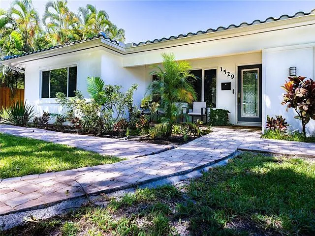 1529 Bayview Dr