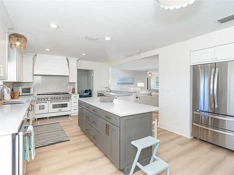 320 Anchor Row — Photo 12