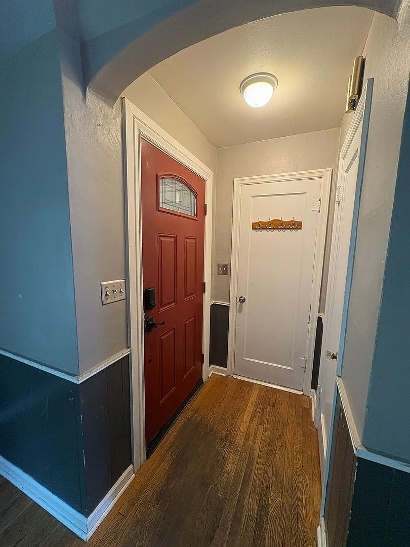 Spacious 5-Bedroom Home with Fenced Yard & Central A/C — Photo 4