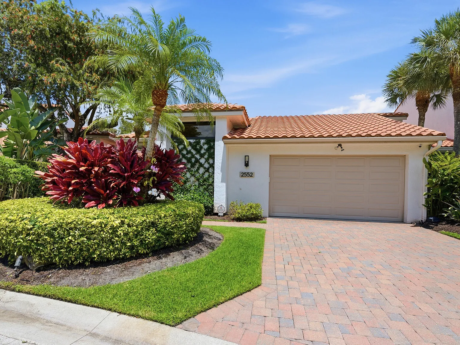 3 bed, 3.0 bath, 2703 sqft, $9,500 — Photo 3