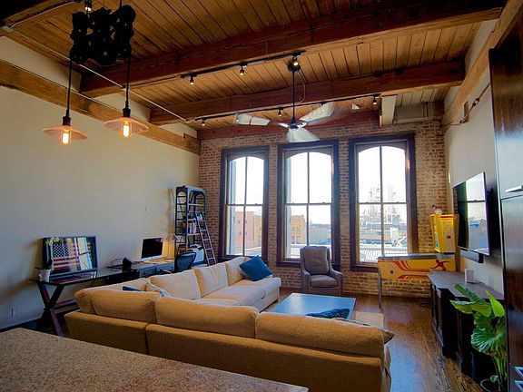 5th image of 2402 Mechanic St #305