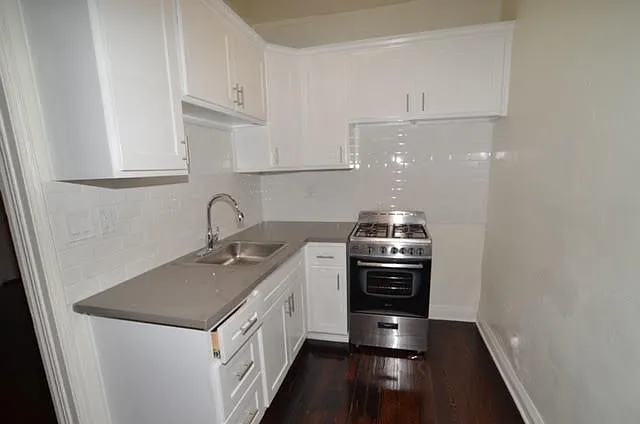 La Chandelle Apts...Charming building...Renovated Apartments Available...Hardwood Floors! — Photo 17