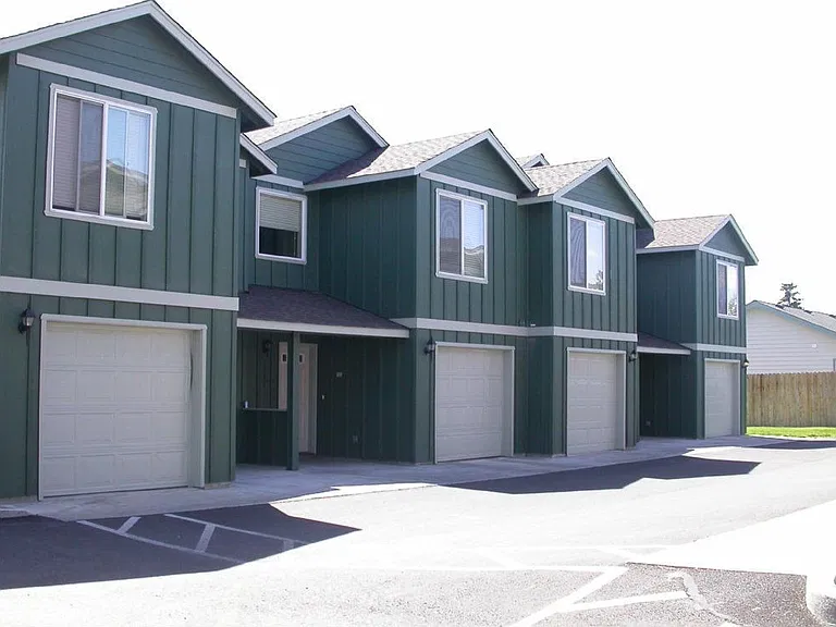 2-bedroom rental at 1954 Sw Reindeer Ave, Redmond, OR