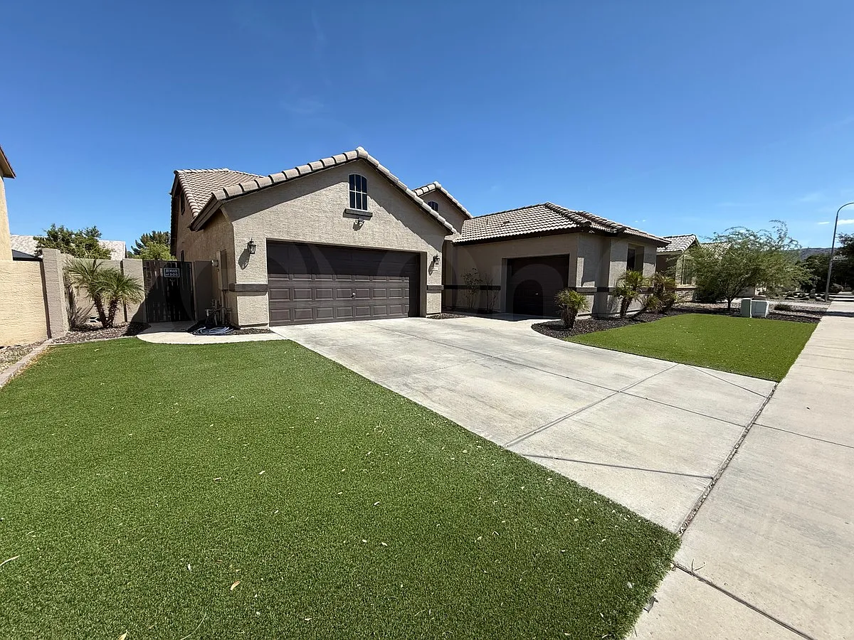 4 bed, 2.0 bath, 2155 sqft, $2,600 — Photo 2