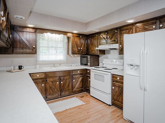 4th image of 5808 Hickory Hill Dr