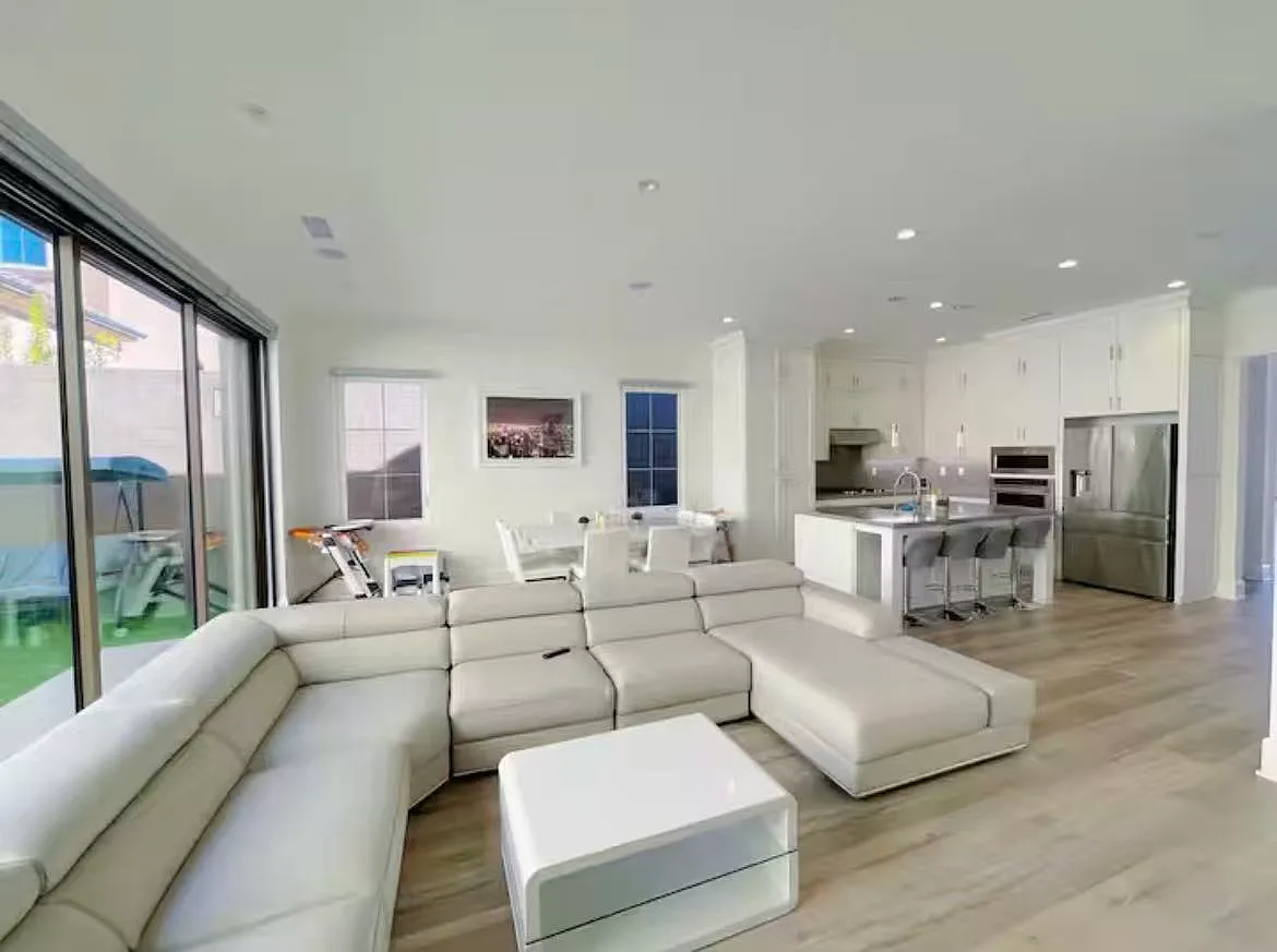 4 bed, 3.5 bath, 2434 sqft, $6,800 — Photo 2