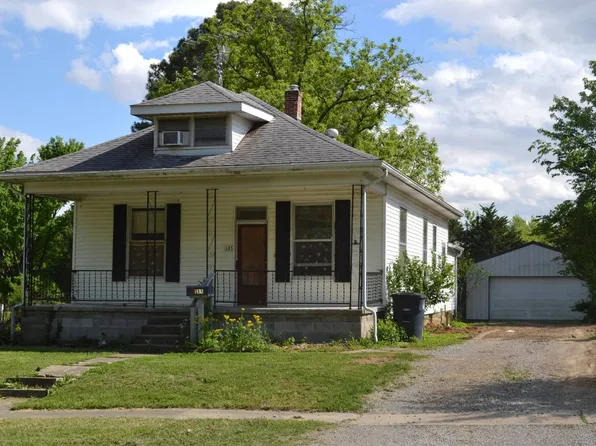 135 E Pine St, Albion, IL 62806