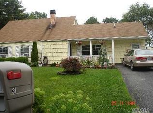 31 Torrey Pine Ln, Medford, NY 11763