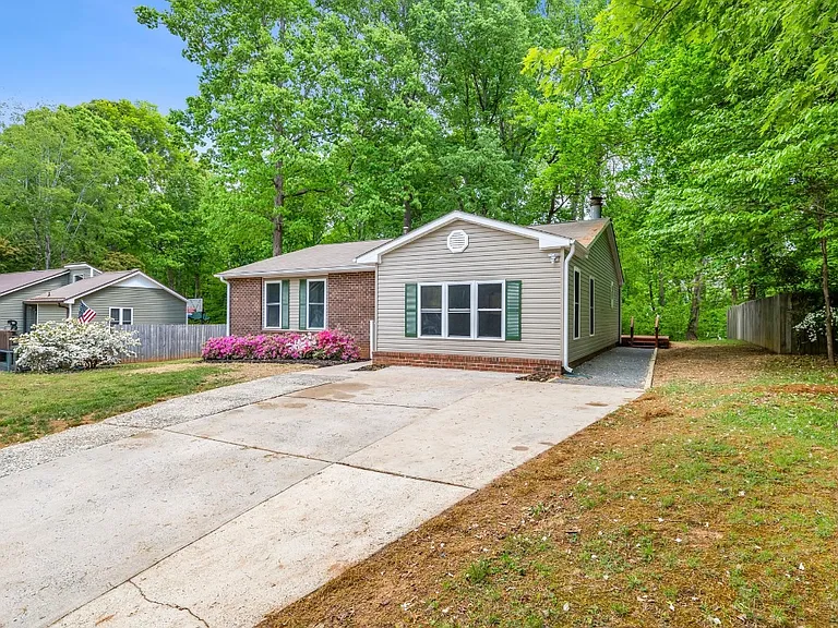 102 Cornwallis Dr — Photo 2
