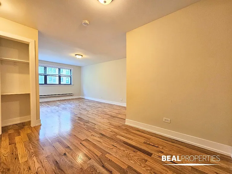 555 W Arlington Pl — Photo 8