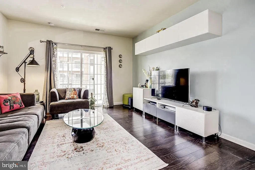 3 bed, 2.0 bath, 1455 sqft, $3,250 — Photo 4