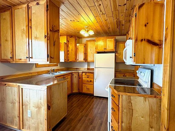 4th image of 5098 Bamfield Rd