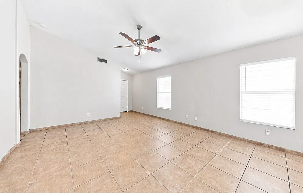 3 bed, 2.0 bath, 1310 sqft, $2,390 — Photo 4