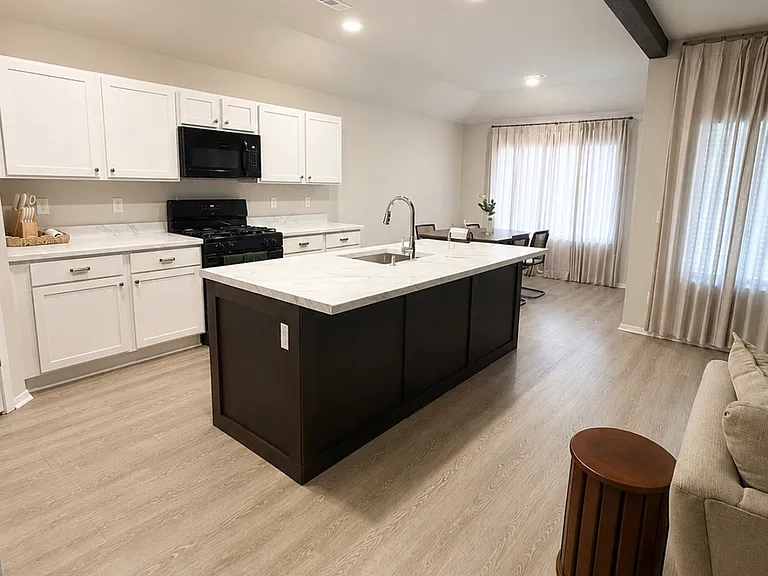 2725 Elliott St — Photo 2