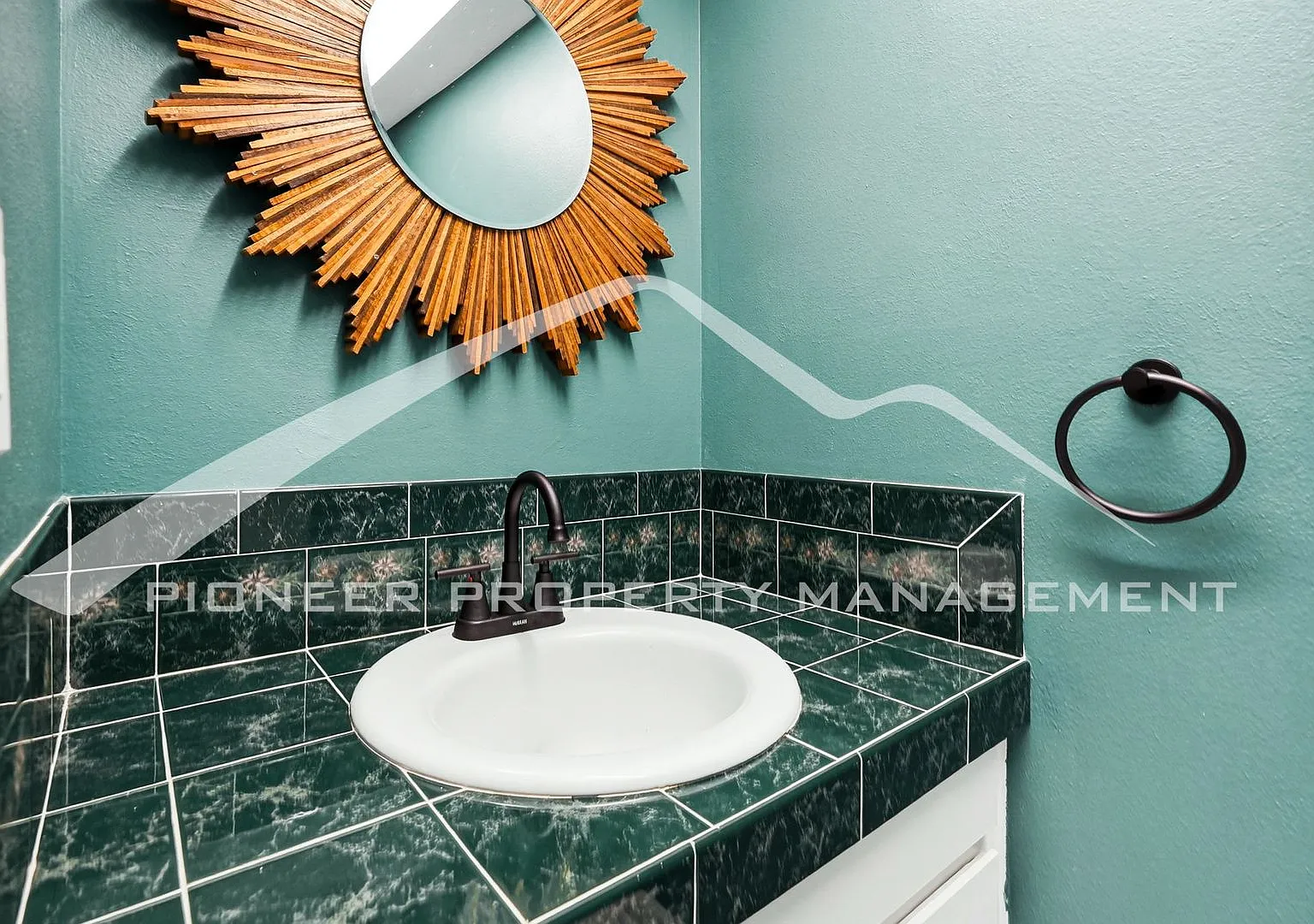 Spacious Townhouse with Washer/Dryer and Central AC — Photo 3