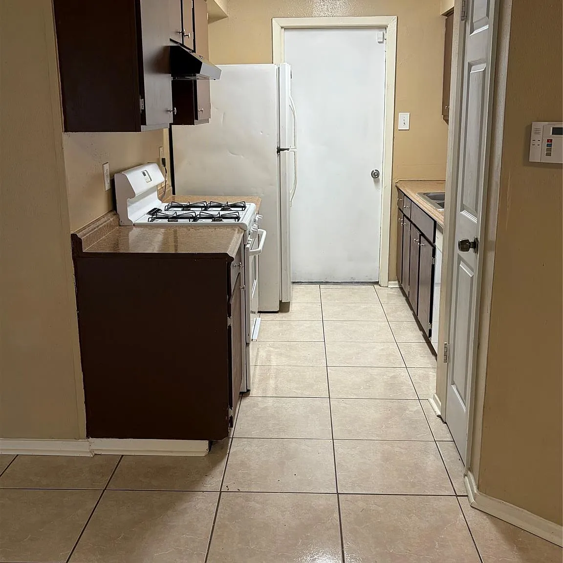 3 bed, 2.0 bath, 1081 sqft, $1,800 — Photo 3