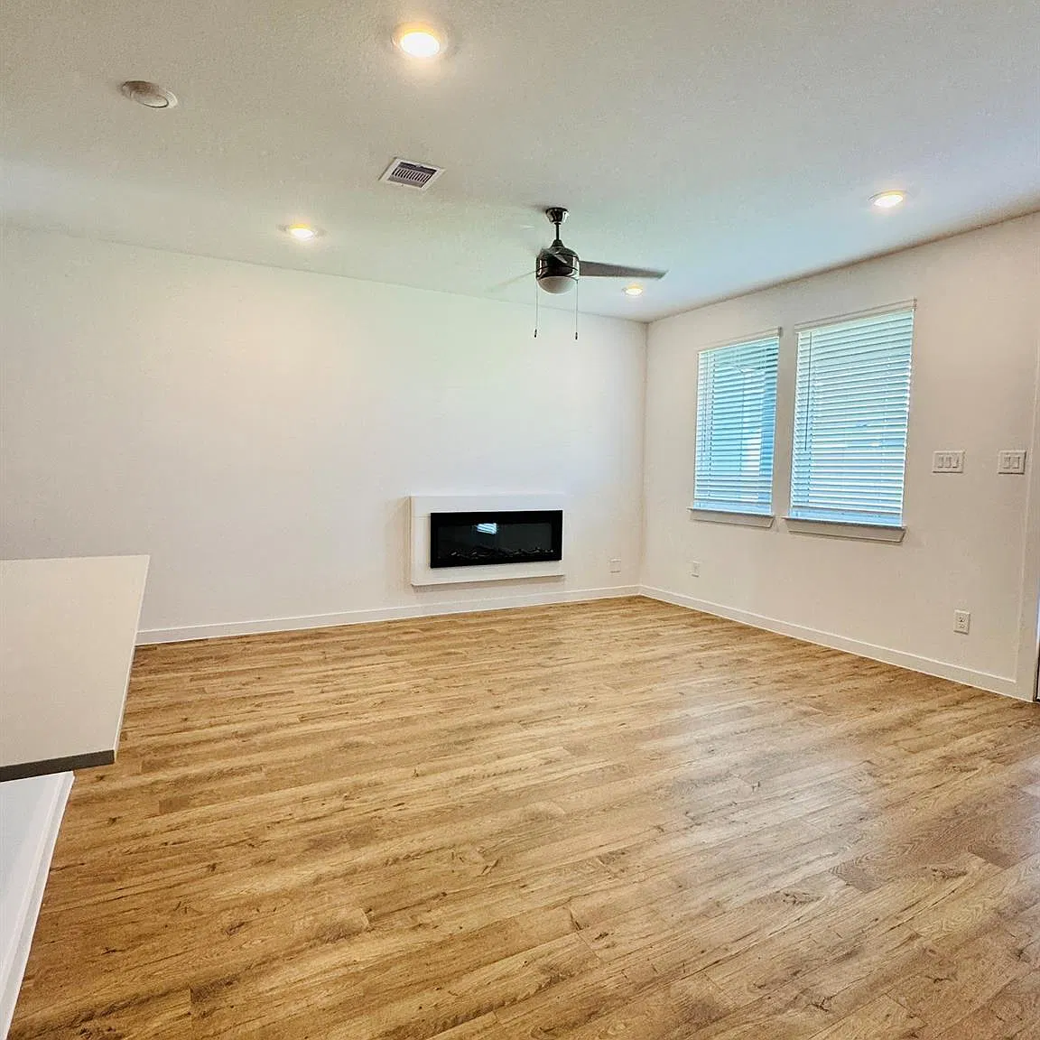 3 bed, 2.5 bath, 1913 sqft, $2,200 — Photo 3