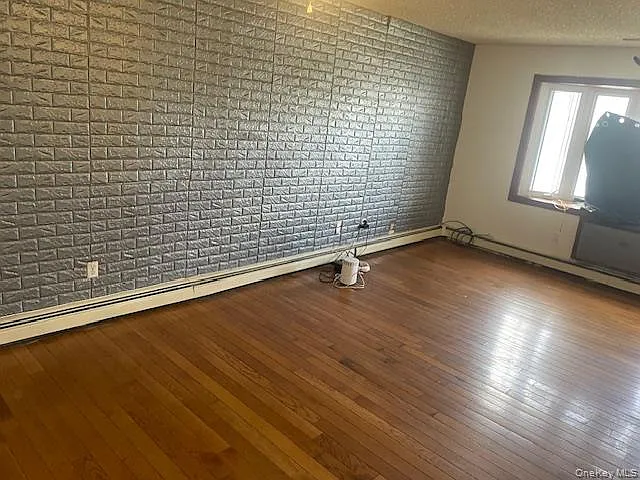 3 bed, 2.0 bath, 5600 sqft, $3,850 — Photo 3