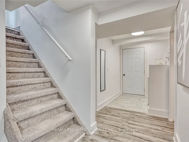 239 Cloverdale Ave E #LOWER — Photo 23