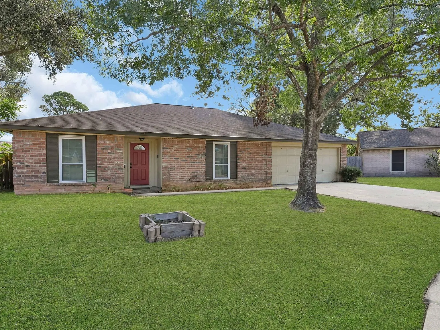 4 bed, 2.0 bath, 2000 sqft, $5,500 — Photo 2