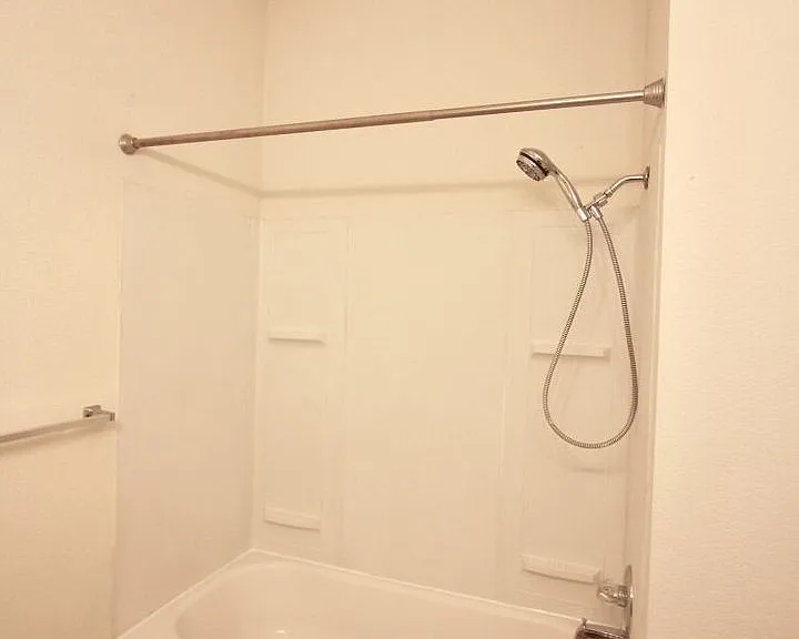 112-114 Collett Ct — Photo 11