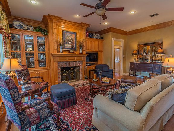 5th image of 211 Farmington Dr