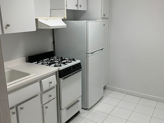 3rd image of 330 E 46th St APT 7R