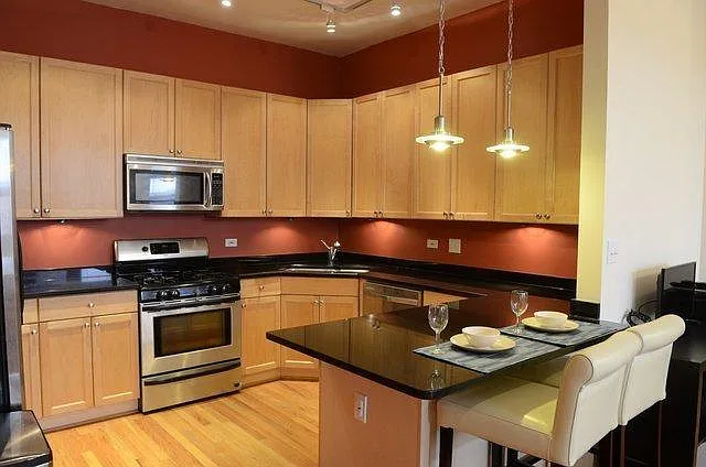 2136 W Monroe St APT 403 photo 1
