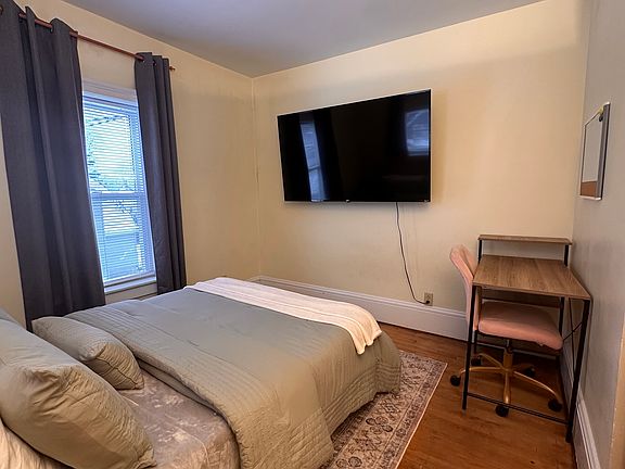 3rd image of 20 Bay St #A