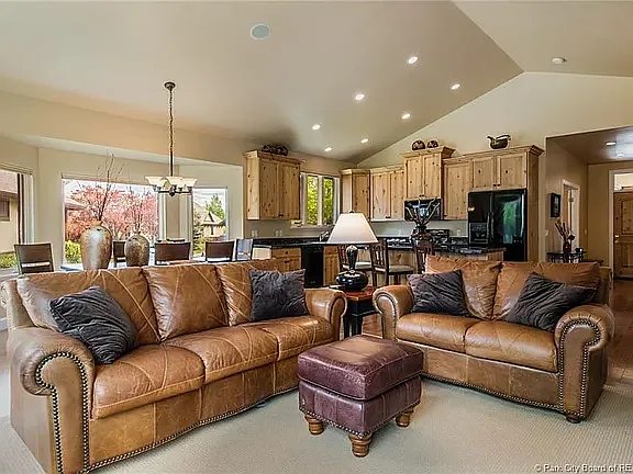 3 bed, 2163 sqft, $3,950 — Photo 2