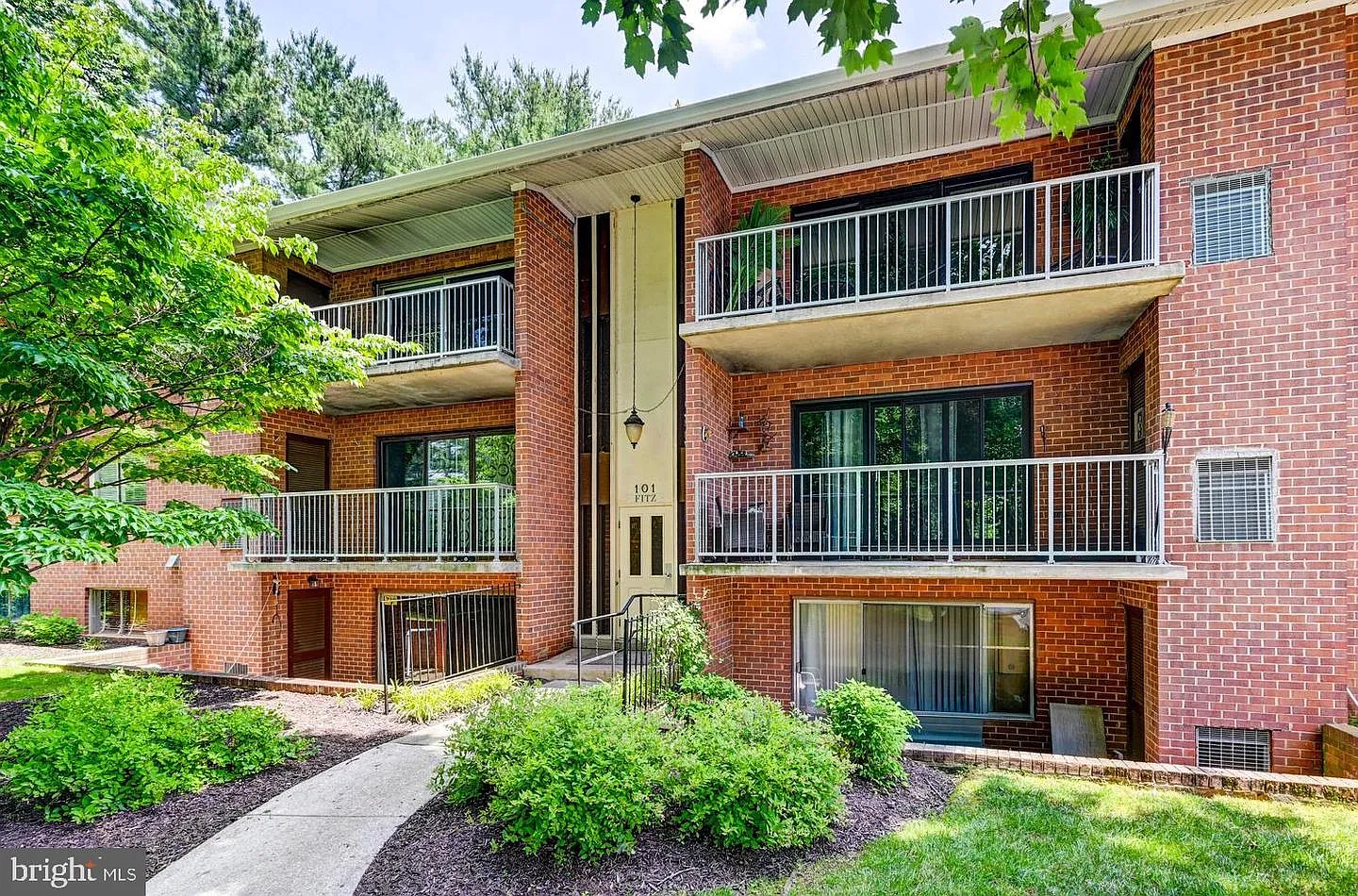 2 bed, 981 sqft, $1,600 — Photo 1