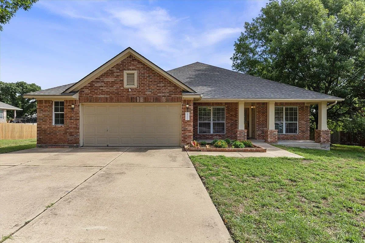 4 bed, 2.0 bath, 2257 sqft, $2,595 — Photo 1