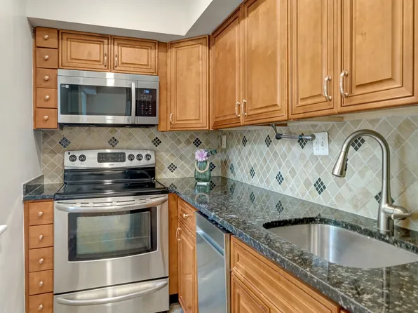 1315 N Ode St APT 704, Arlington, VA 22209