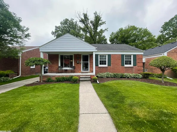 2029 Manchester St, Harper Woods, MI 48225